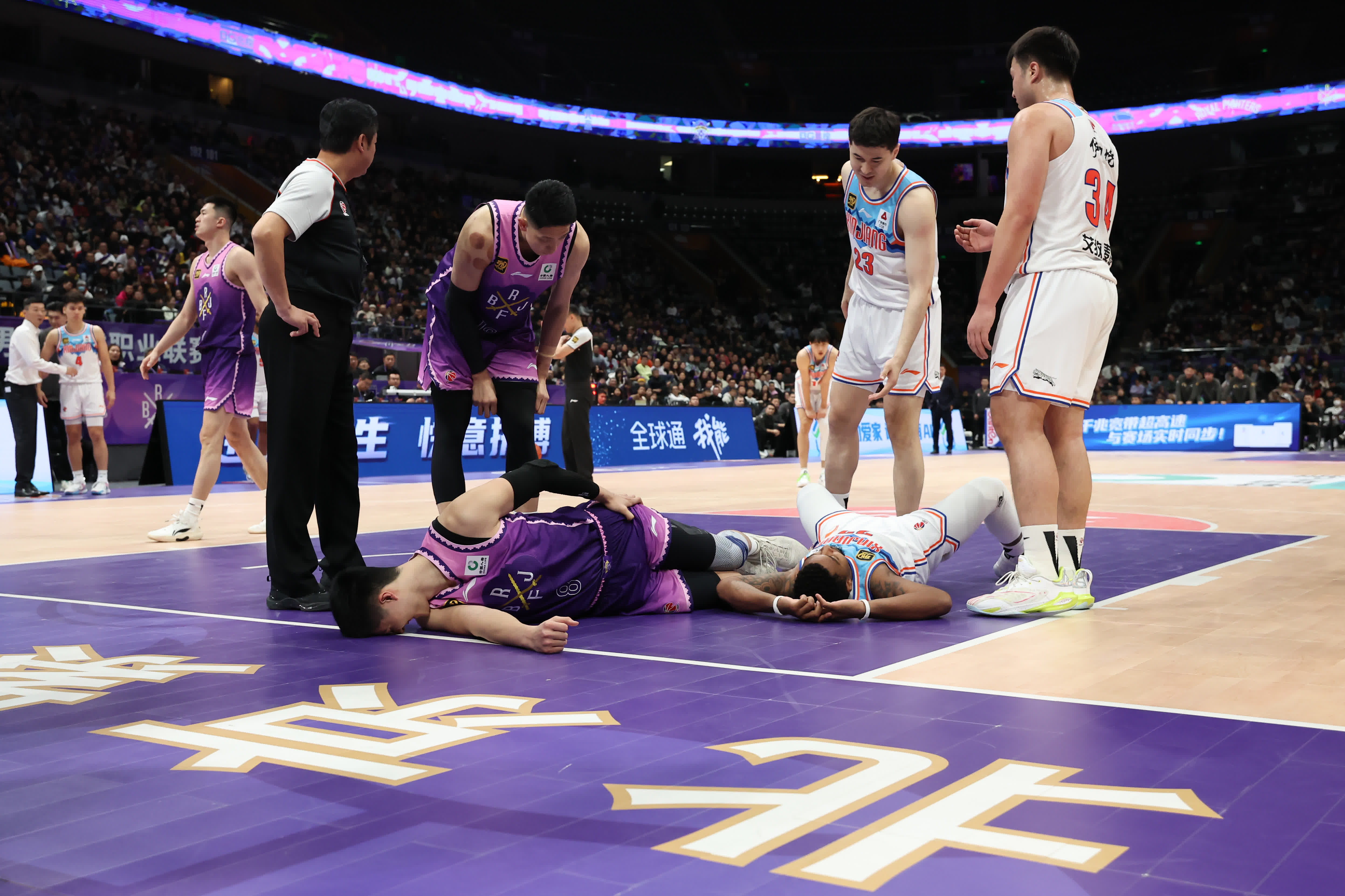 pingbosportsApp下载清晨NBA季后赛焦点战，广州队内部沟通，话题不断，身体对抗强度拉满的简单介绍